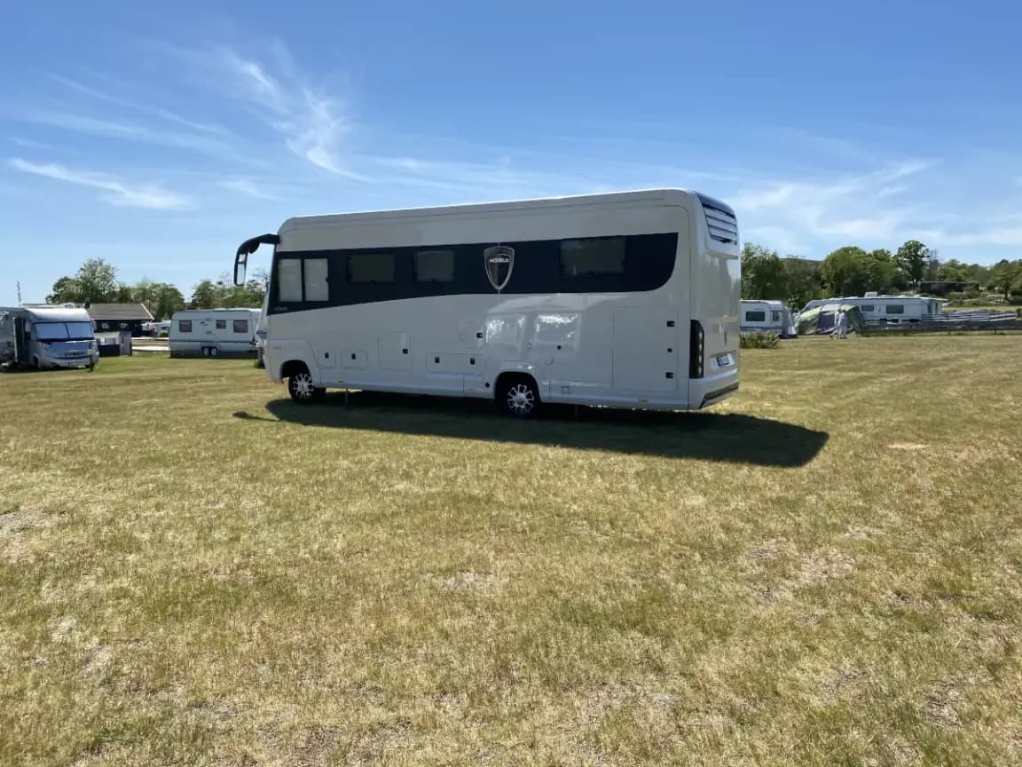 Bobil parkert på standardplass på Kolbensrød Camping