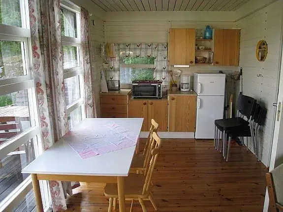 Kjøkkenplassen i utleiehytta med store vinduer for godt med naturlig sollys på Kolbensrød Camping