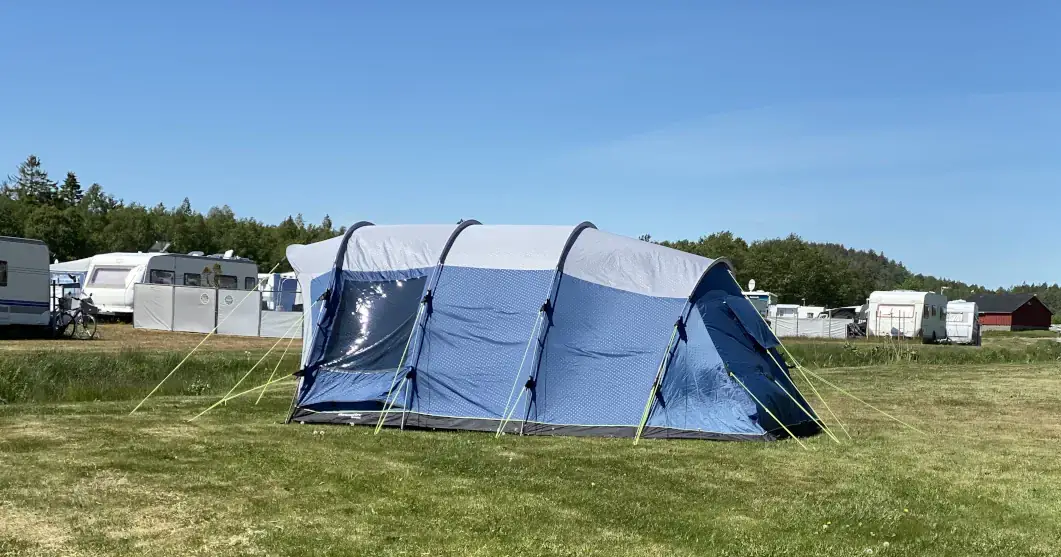Oppslått telt på et av områdene avsatt til telt på Kolbensrød Camping