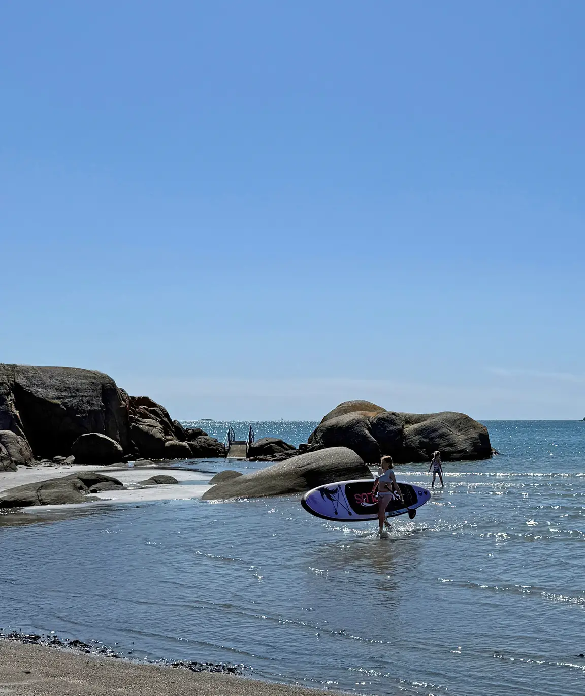 Langgrunt, men også mulighet for å benytte badetrapp for å bade på vestre strand ved Kolbensrød Camping